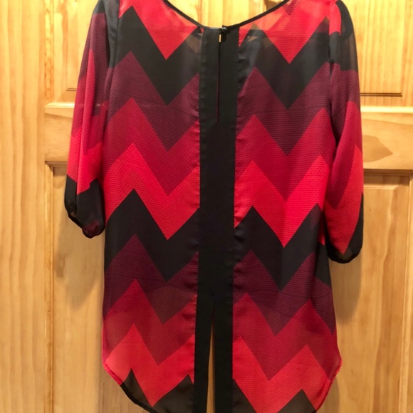Sheer hi-lo chevron print blouse - Picture 2 of 3